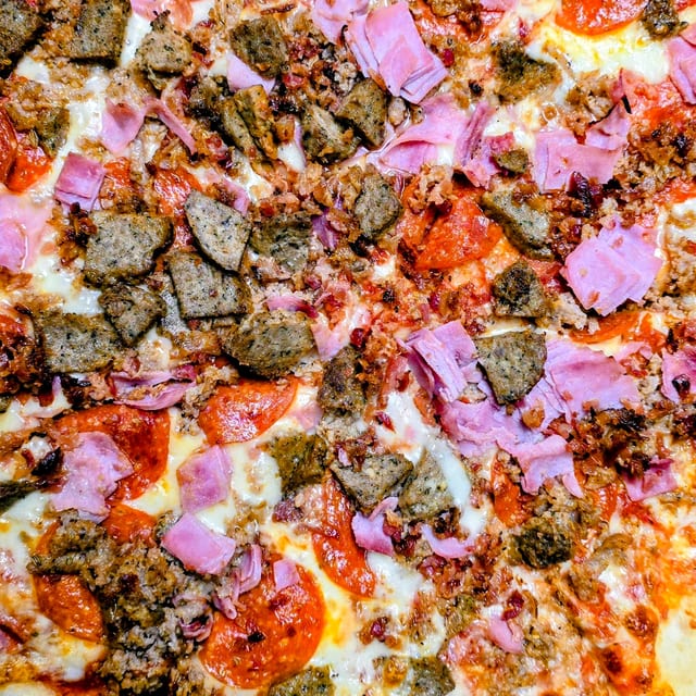 MEDIUM MEATLOVERS PIZZA.